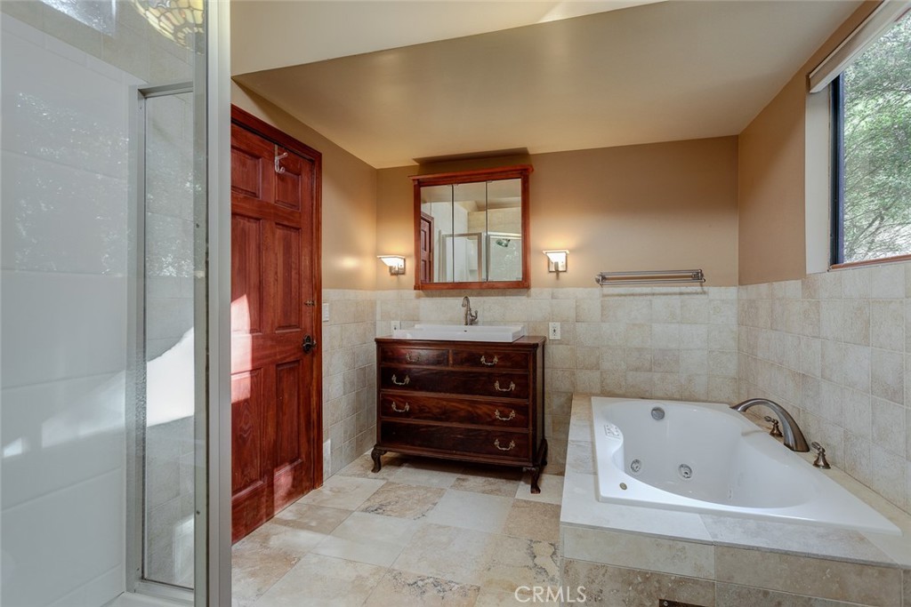 4030 Chaney Trail Altadena, CA 91001 - Photo 20 of 24 Larger bath with jacuzzi tub.