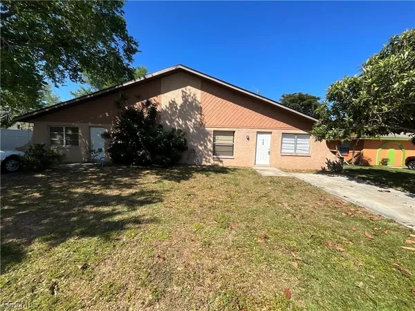 a view of a house with a yard