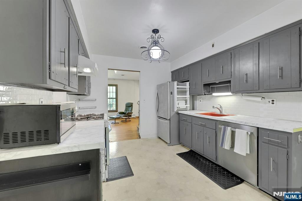 281 Rivara Court Ridgewood, NJ 07450 - Photo 20 of 41