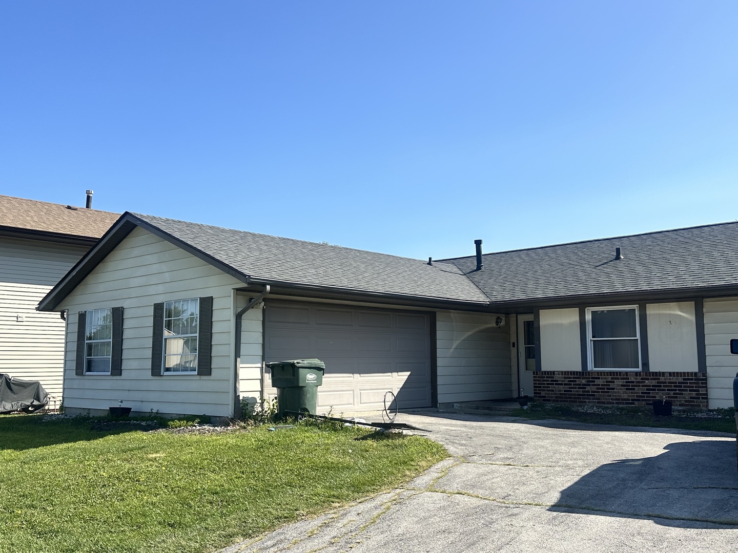 3525 Marseilles Lane Hazel Crest, IL 60429 - Photo 2 of 5 a front view of a house with a yard