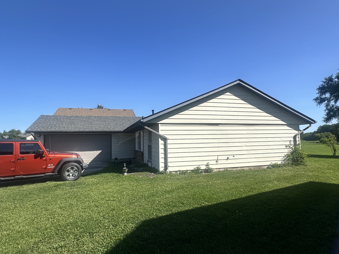 3525 Marseilles Lane Hazel Crest, IL 60429 - Photo 4 of 5 a front view of a house with a yard