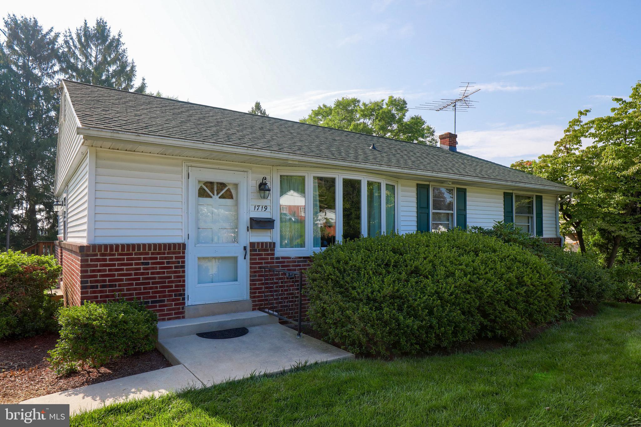 1719 Manor Ridge Drive Lancaster, PA 17603 - Photo 2 of 25 Gallery Image 2