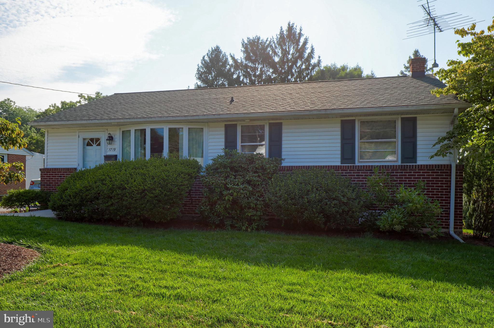 1719 Manor Ridge Drive Lancaster, PA 17603 - Photo 3 of 25 Gallery Image 3