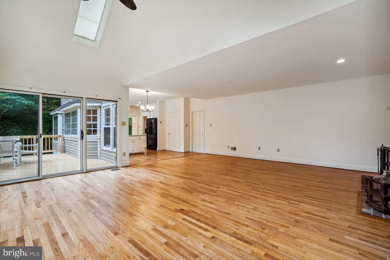 Conservatory w/ Cathedral Ceilings, Family Room