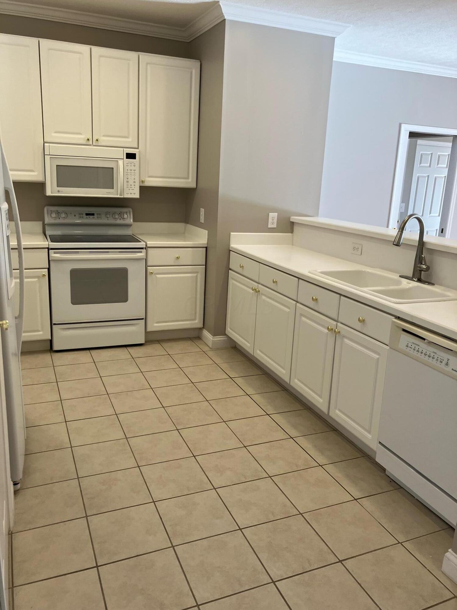 2245 Riverside Drive, Unit 304 Columbus, OH 43221 - Photo 5 of 21 Kitchen 5