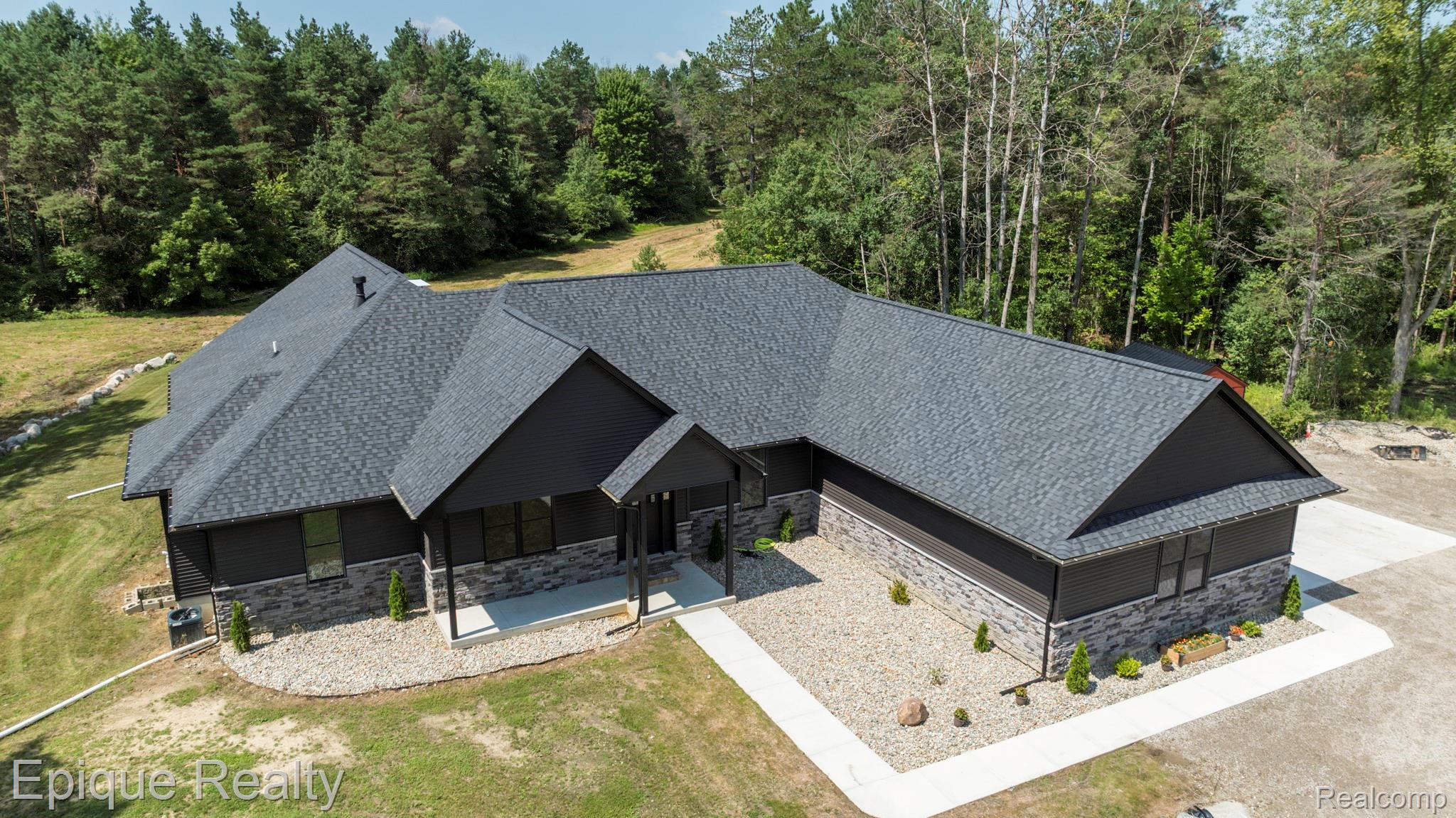 4697 Emmett Road Emmett, MI 48022 - Photo 8 of 62 4697 Emmett Rd (11 of 62).jpg