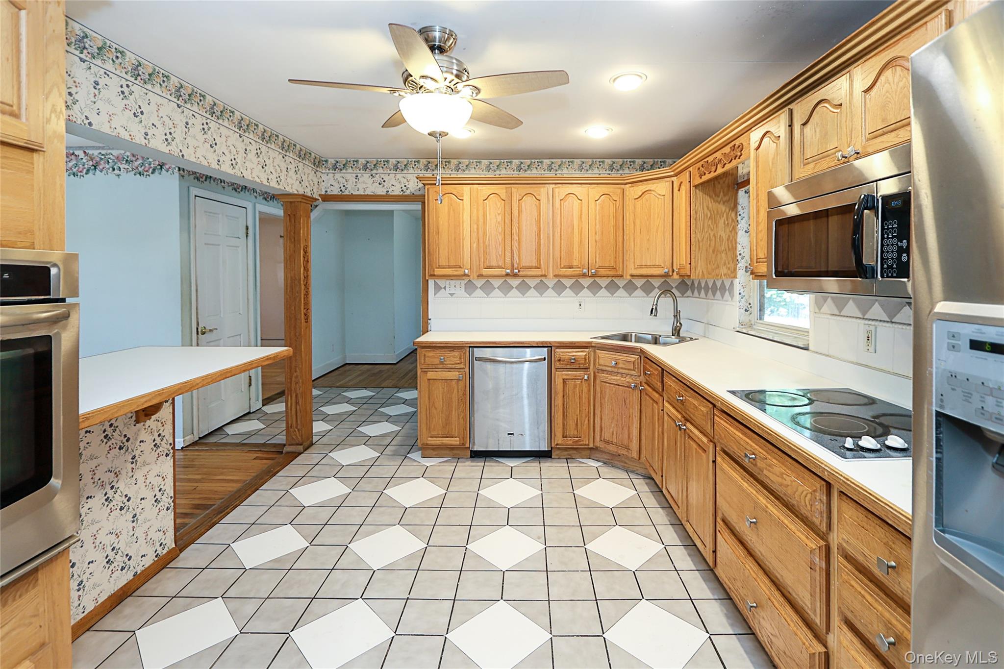 20 East Clearwater Road Lindenhurst, NY 11757 - Photo 11 of 41