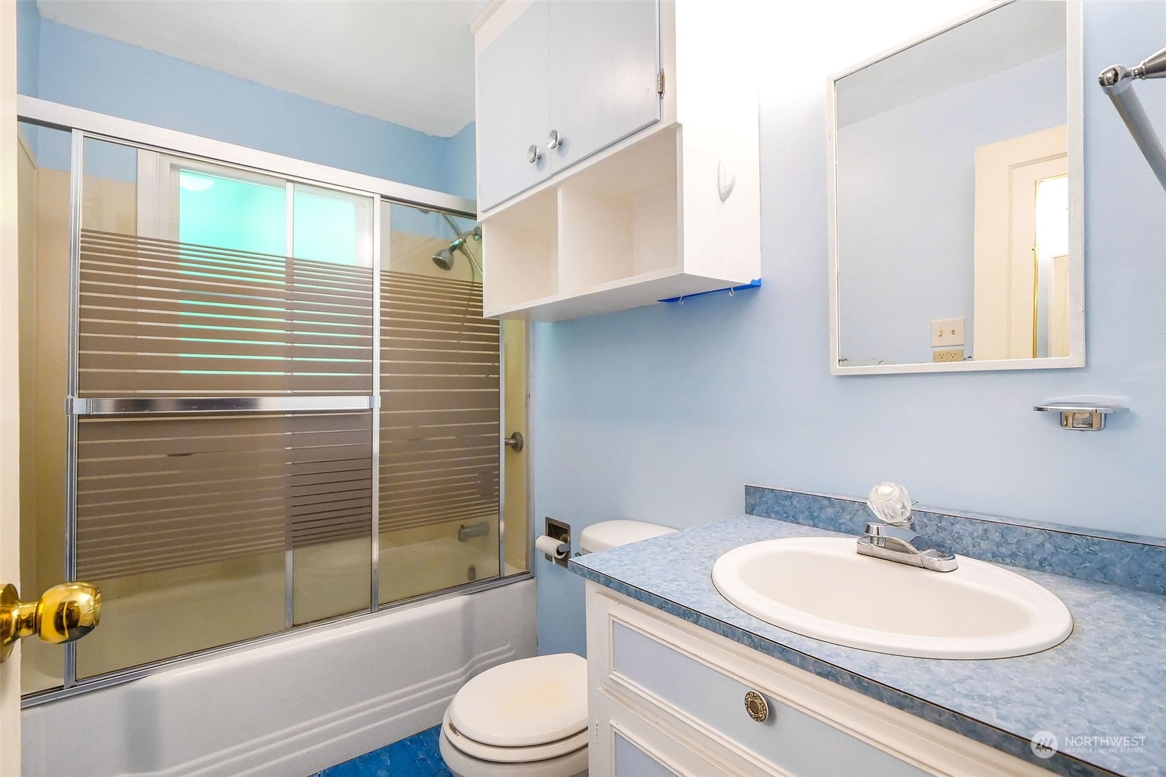 260 Maringo Road Ephrata, WA 98823 - Photo 13 of 36 a bathroom with a toilet a sink and a bathtub