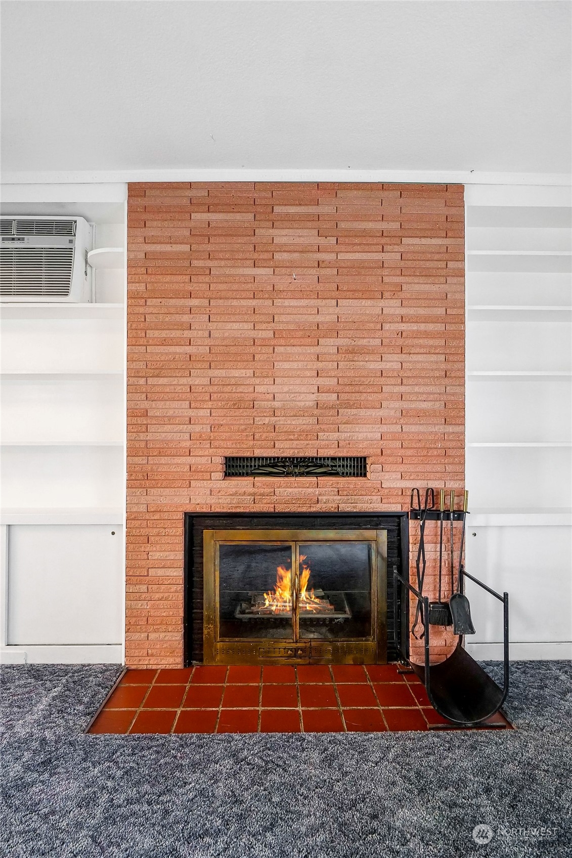 260 Maringo Road Ephrata, WA 98823 - Photo 5 of 36 a living room with a fireplace