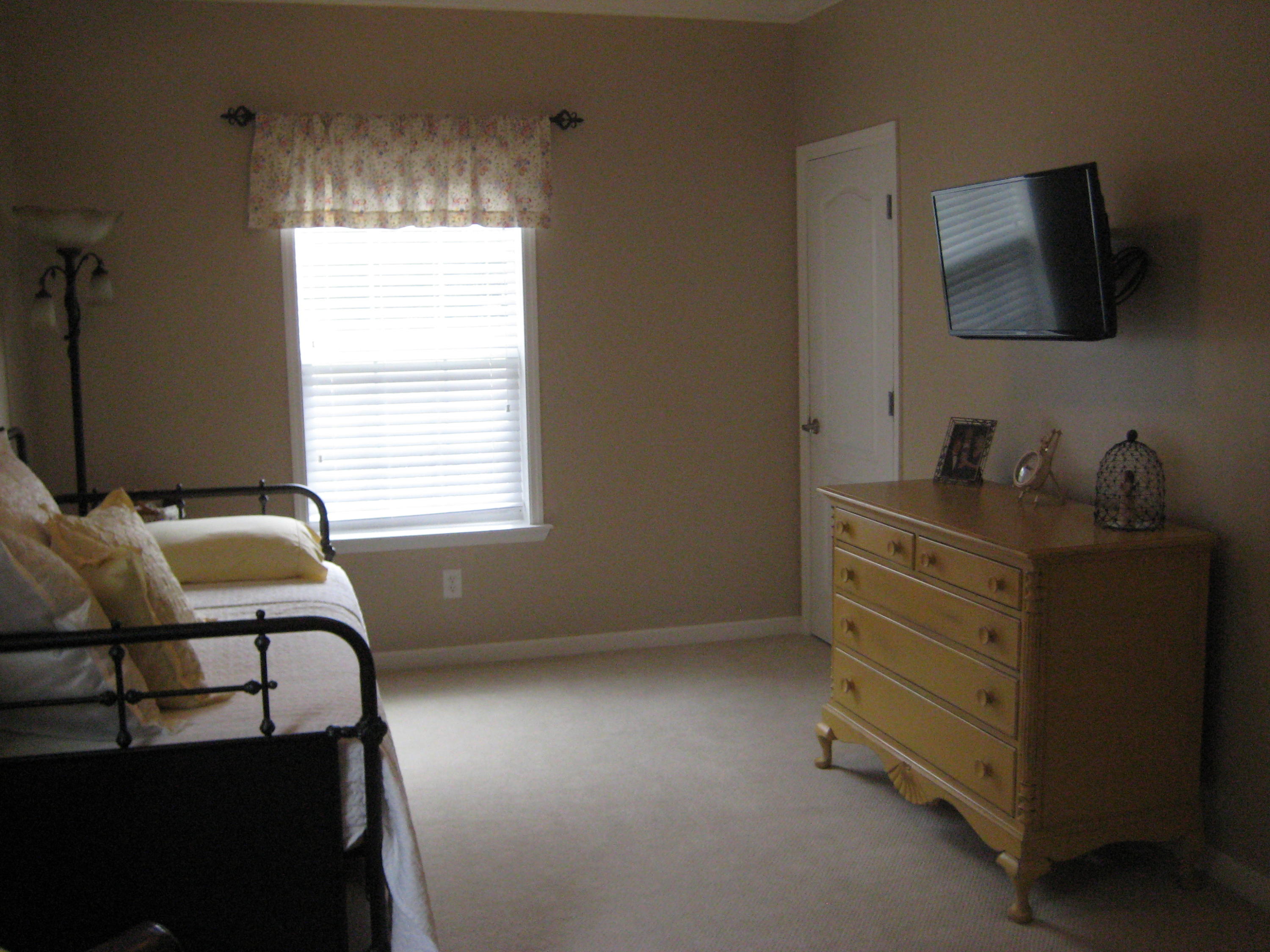 6024 Sand Hill Road Crestview, FL 32539 - Photo 21 of 43 a room that has a bed and a window