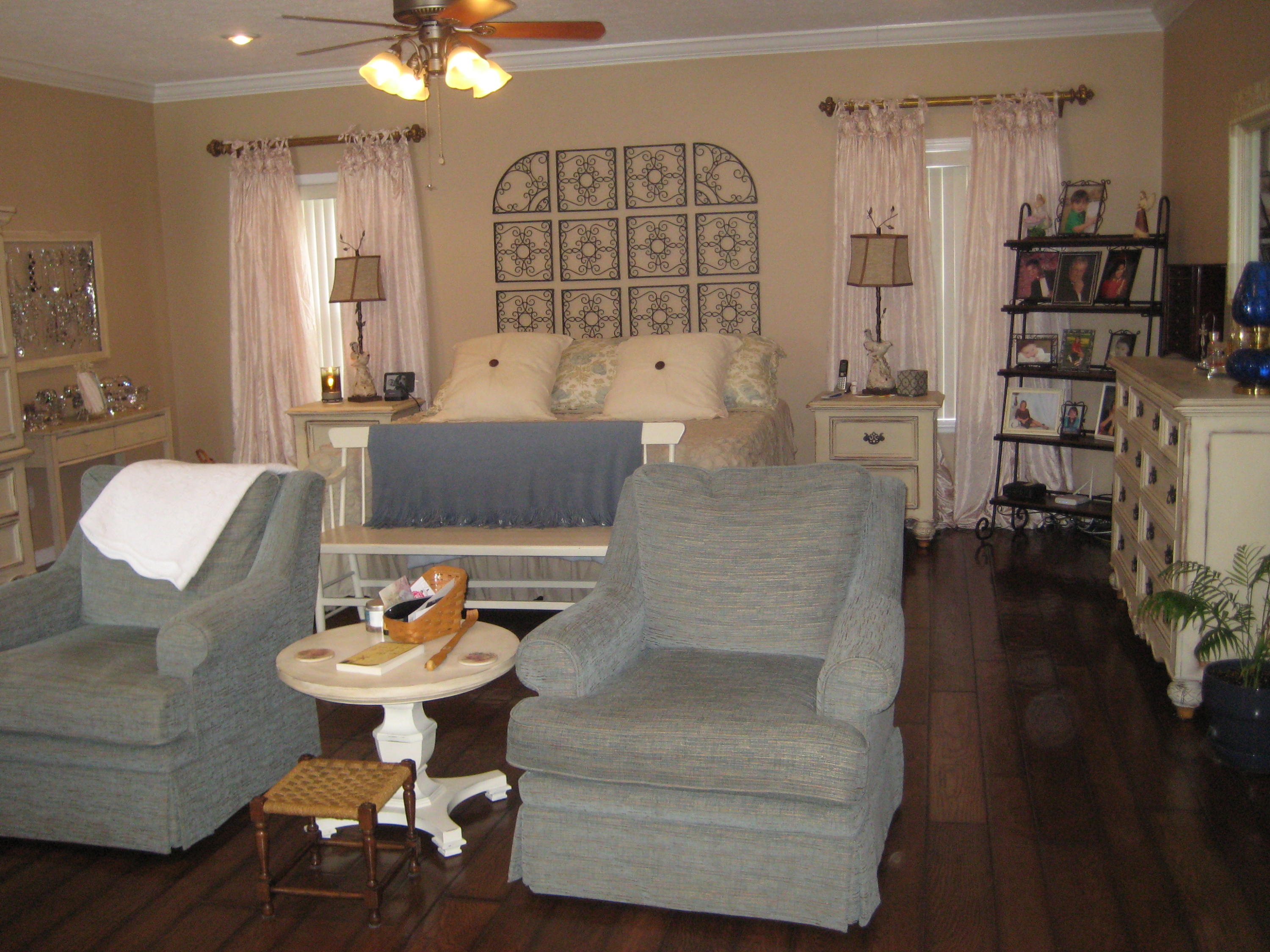 6024 Sand Hill Road Crestview, FL 32539 - Photo 24 of 43 a living room with furniture and a chandelier