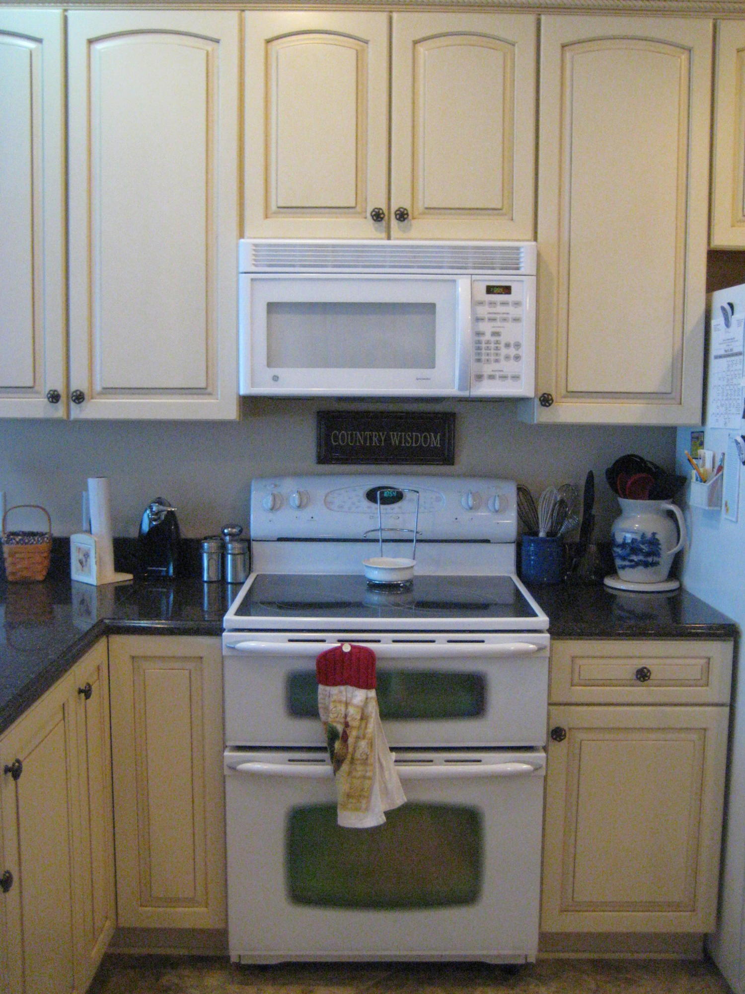 6024 Sand Hill Road Crestview, FL 32539 - Photo 39 of 43 a kitchen with a stove and cabinets