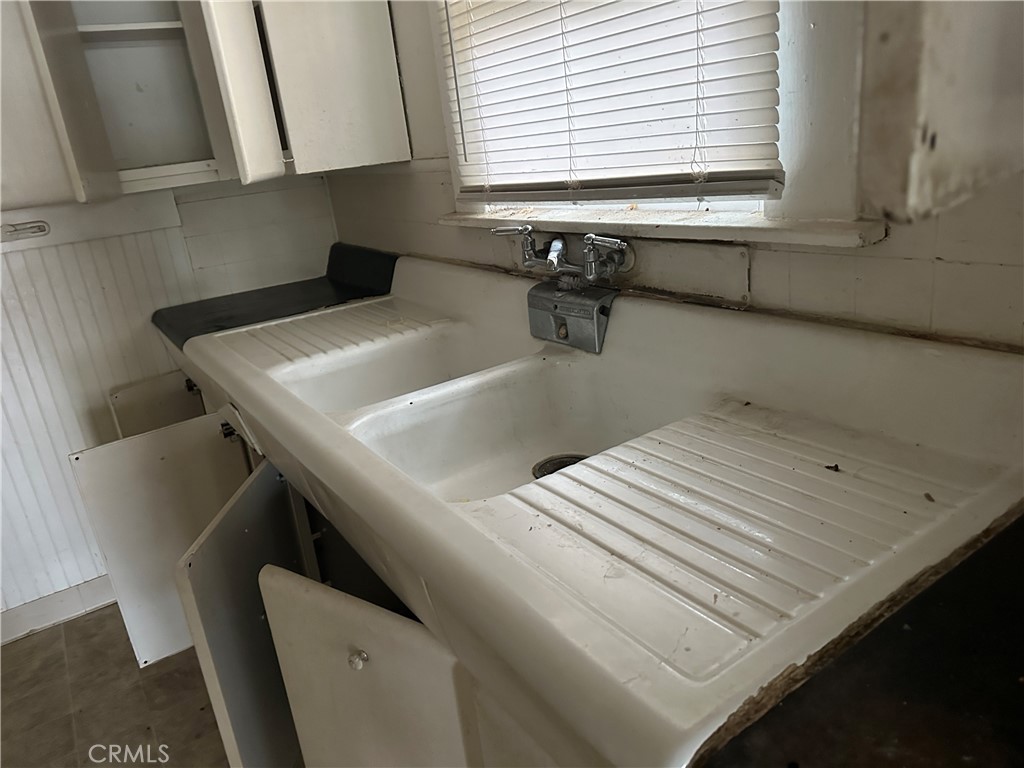 50 West 20th Street Merced, CA 95340 - Photo 11 of 20 a bathroom with a sink and a bathtub