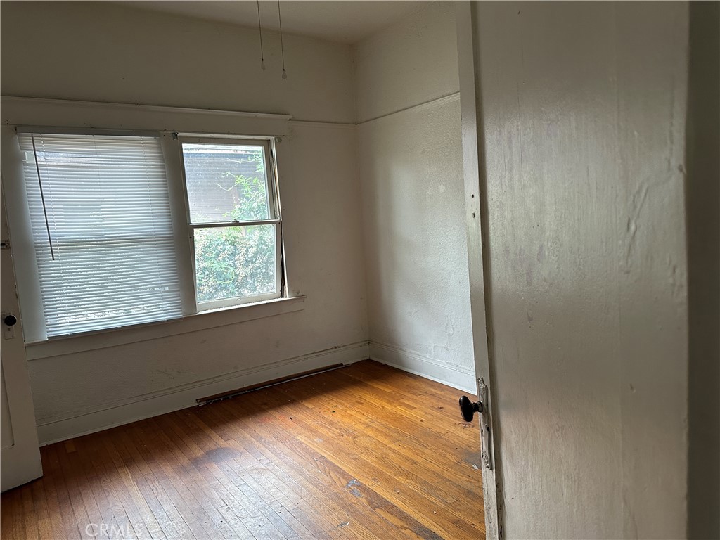 50 West 20th Street Merced, CA 95340 - Photo 8 of 20 an empty room with a window
