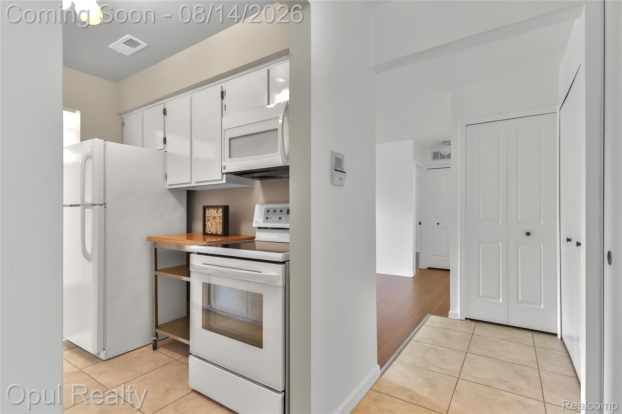 30052 West 12 Mile Road, Unit 68 Farmington, MI 48334 - Photo 3 of 17 0I0A7956.jpg