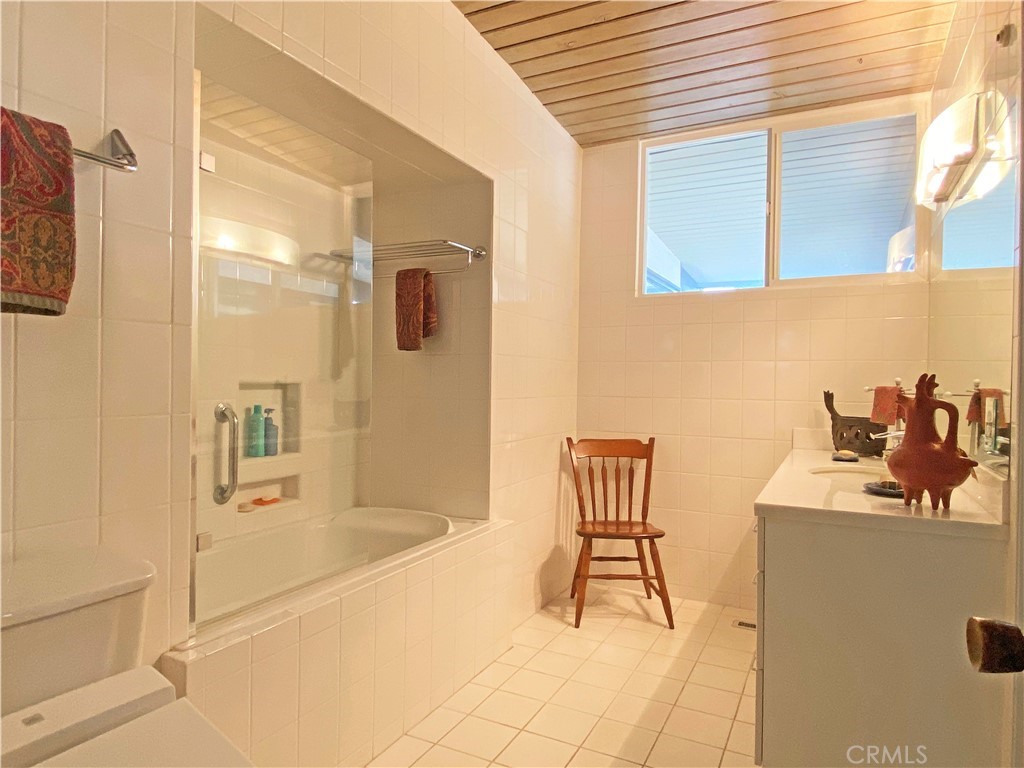 1543 Bates Place Claremont, CA 91711 - Photo 17 of 46 a bathroom with a bathtub and a sink