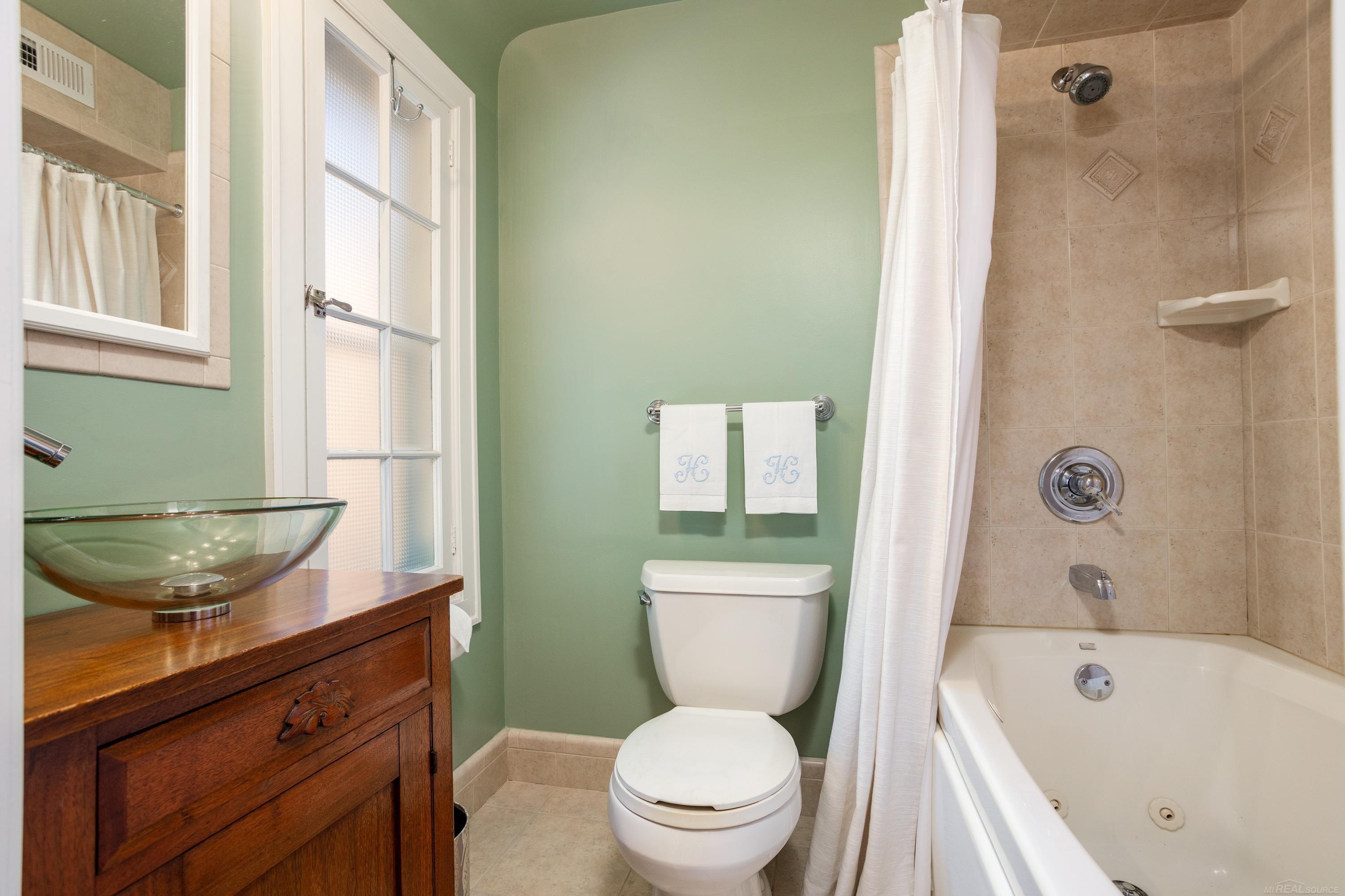 1115 Whittier Road Grosse Pointe, MI 48230 - Photo 40 of 68 50086408-39.JPG