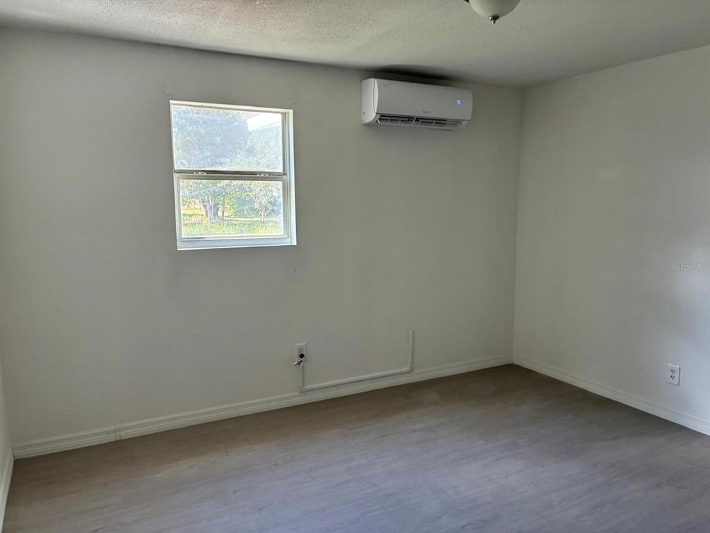 1008 Nebraska Street Leesburg, FL 34748 - Photo 14 of 26 an empty room with a window