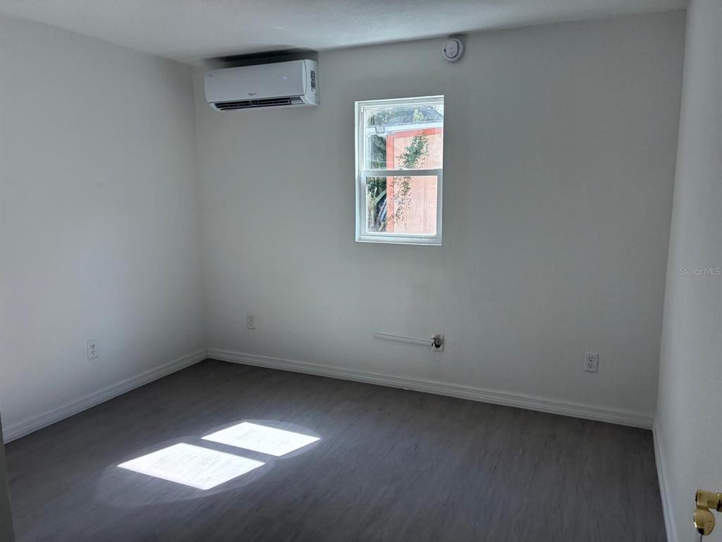 1008 Nebraska Street Leesburg, FL 34748 - Photo 16 of 26 an empty room with a window
