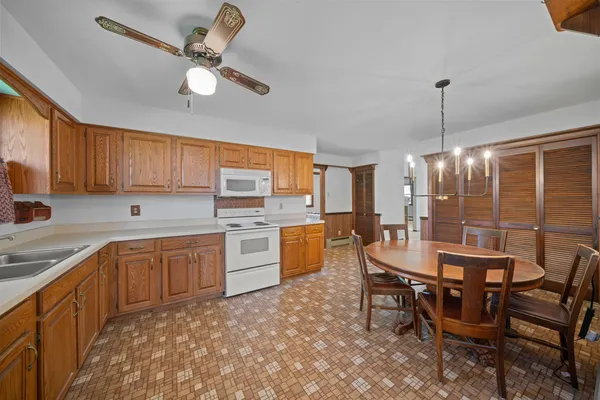 $299,990 | 356 East Ann Street, Somonauk, IL 60552
