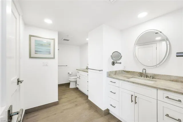 a en suite bathroom with a double vanity sink and a mirror