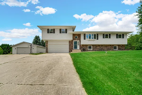 $525,000 | 406 Northfield Lane, Valparaiso, IN 46383