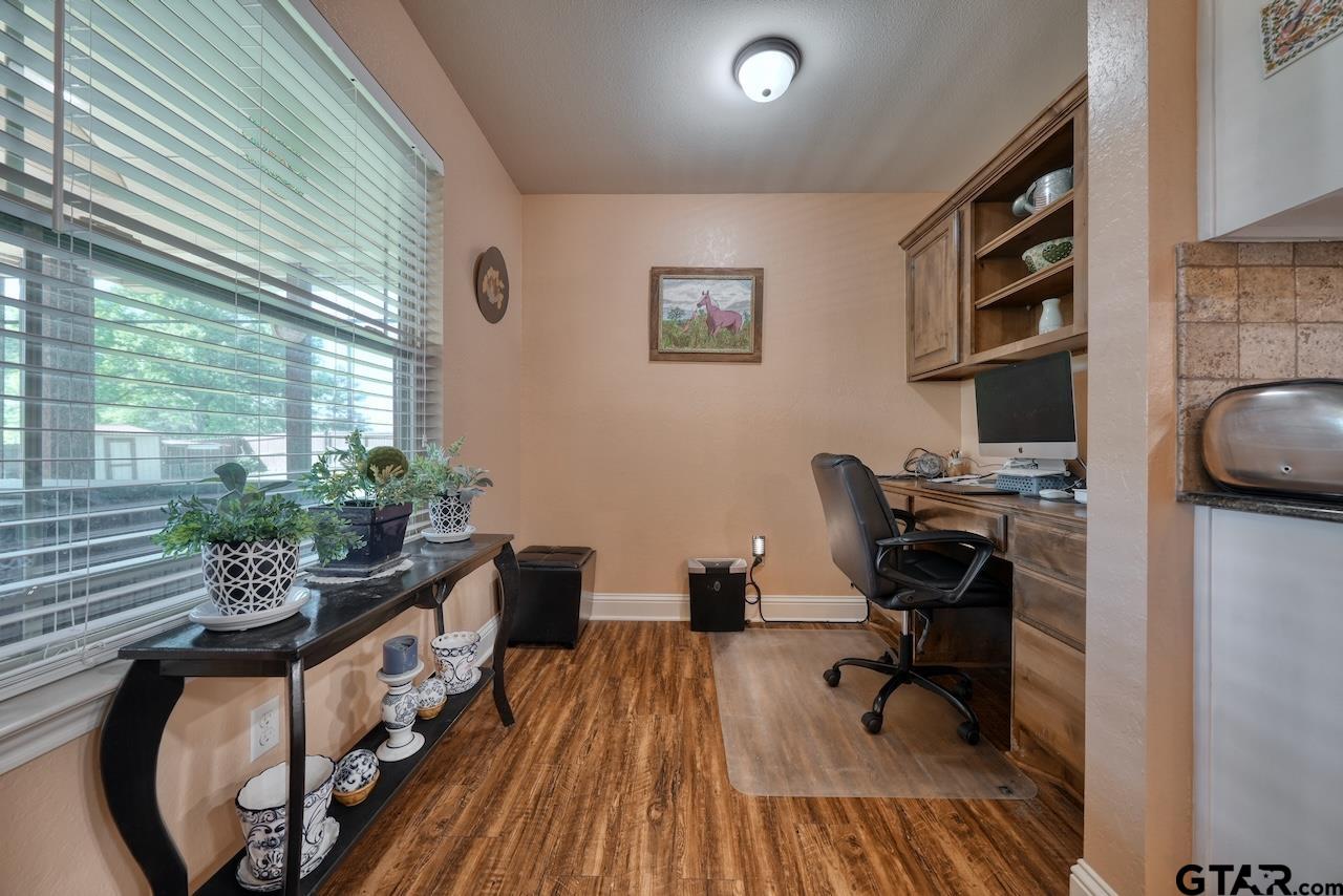 412 Elm Lane Lindale, TX 75771 - Photo 13 of 48 a workspace with furniture