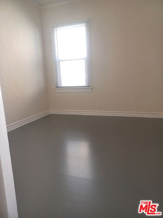 1427 17th Street Santa Monica, CA 90404 - Photo 5 of 13 an empty room with a window