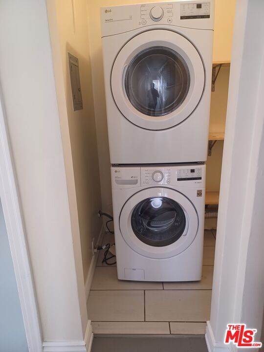 1427 17th Street Santa Monica, CA 90404 - Photo 10 of 13 a utility room with dryer and washer