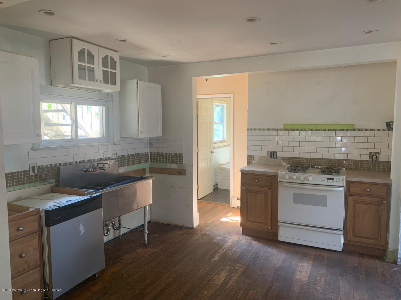 42 Liverpool Road Brick, NJ 08723 - Photo 3 of 11 33c3ddd2-6796-4b73-9c8c-bdb447305ab2