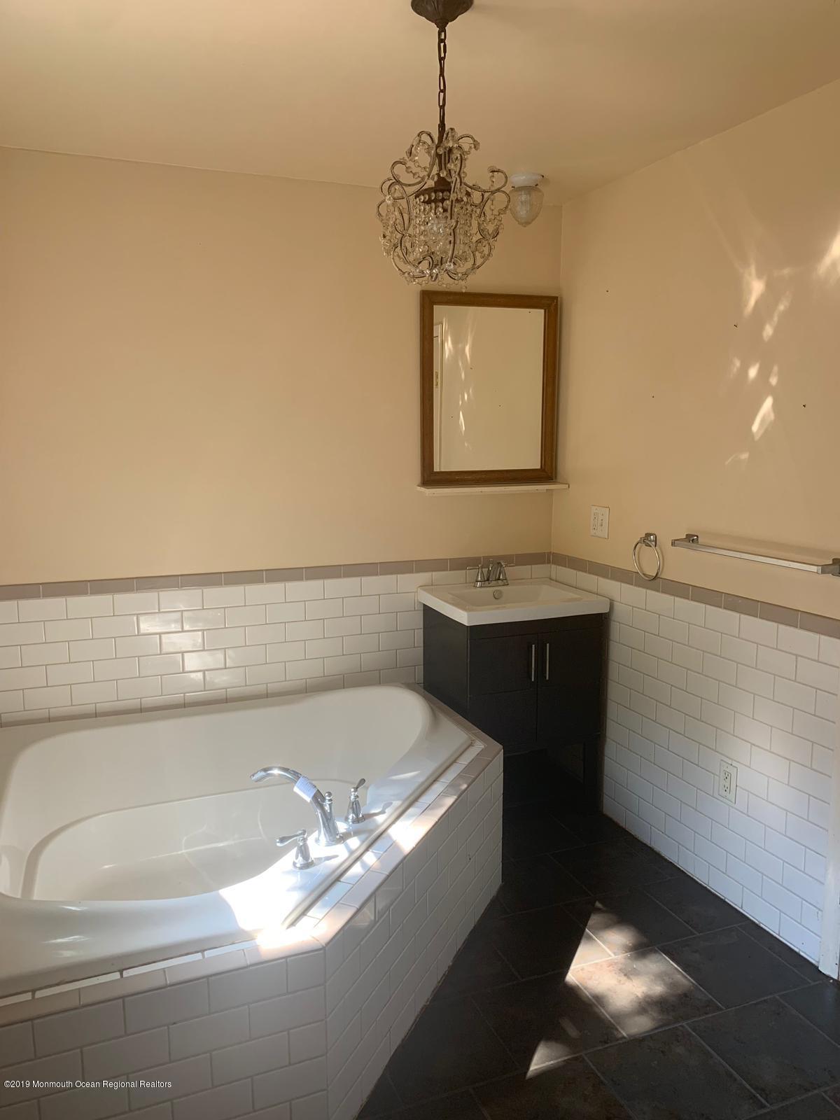 42 Liverpool Road Brick, NJ 08723 - Photo 4 of 11 0b56afc7-aaa6-4df0-9bd4-9965a359e4ee