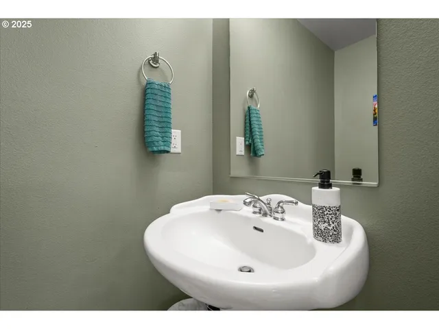 $555,000 | 11716 Northeast 42nd Court, Vancouver, WA 98686