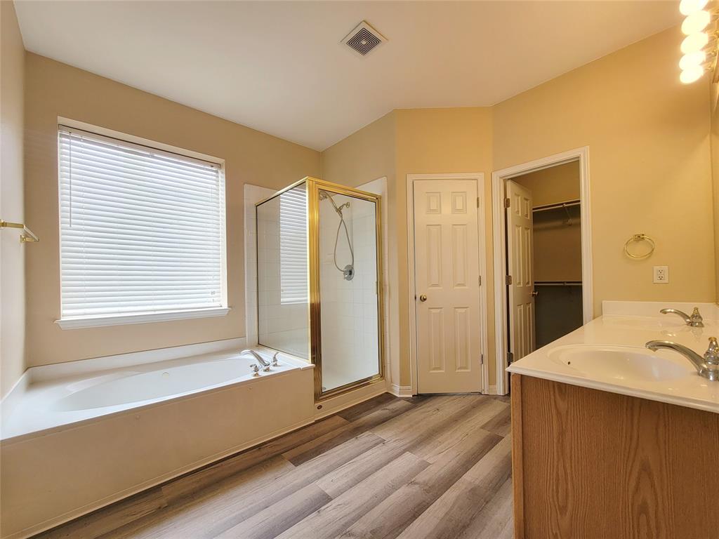 6708 Kilt Court Austin, TX 78754 - Photo 16 of 32 a bathroom with a sink and a bathtub