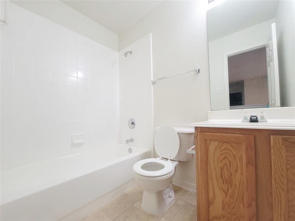 6708 Kilt Court Austin, TX 78754 - Photo 29 of 32 a bathroom with a toilet a sink and a bathtub