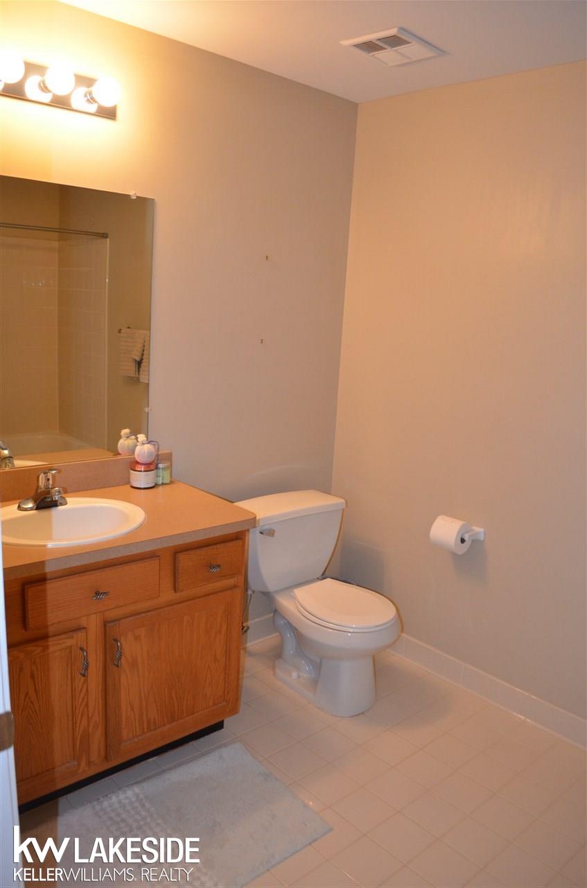 1866 Flagstone Circle Rochester, MI 48307 - Photo 15 of 18 50036905-14.JPG