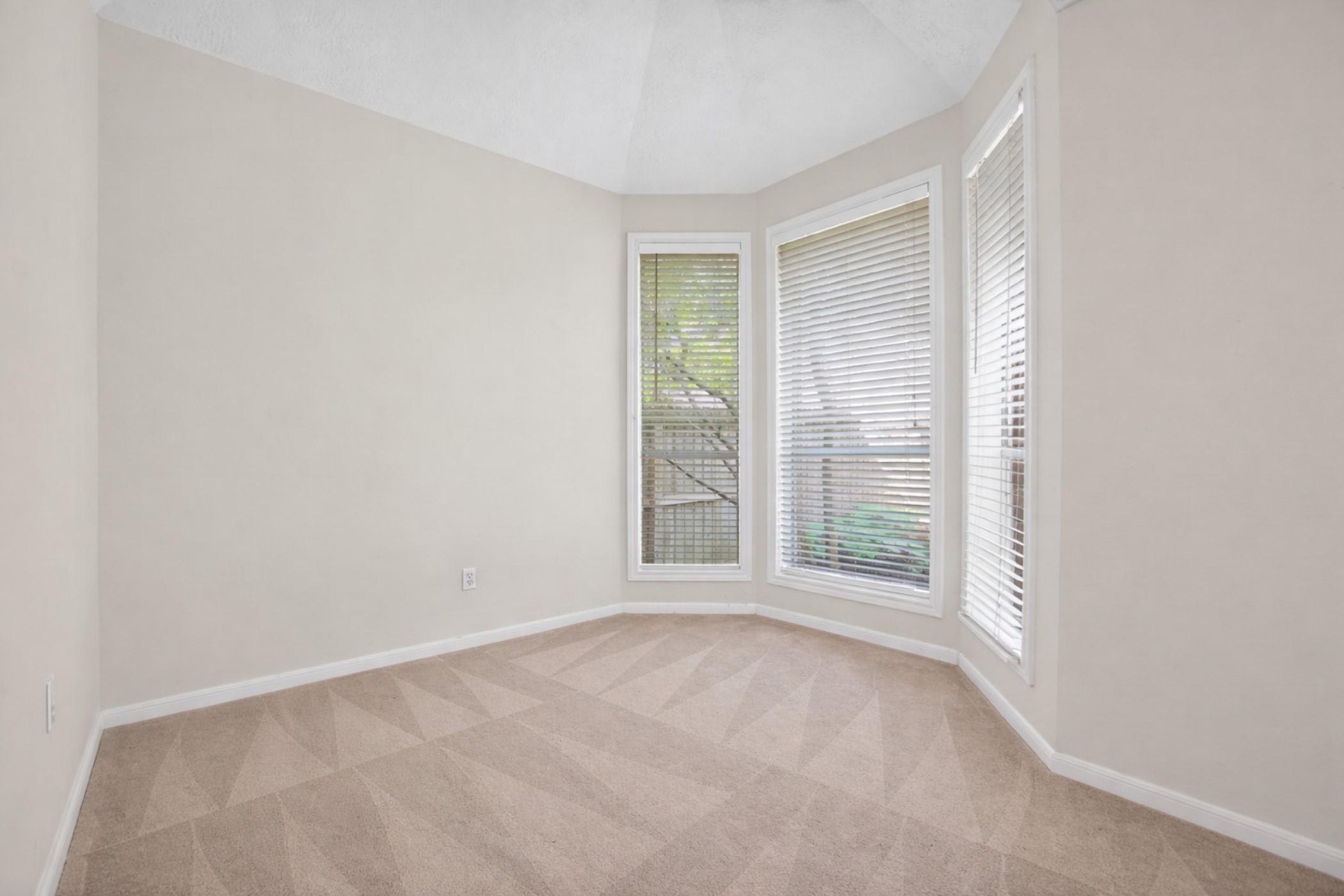 47 North Buck Ridge The Woodlands, TX 77381 - Photo 20 of 37 Private Reading Nook in the Primary Bedroom