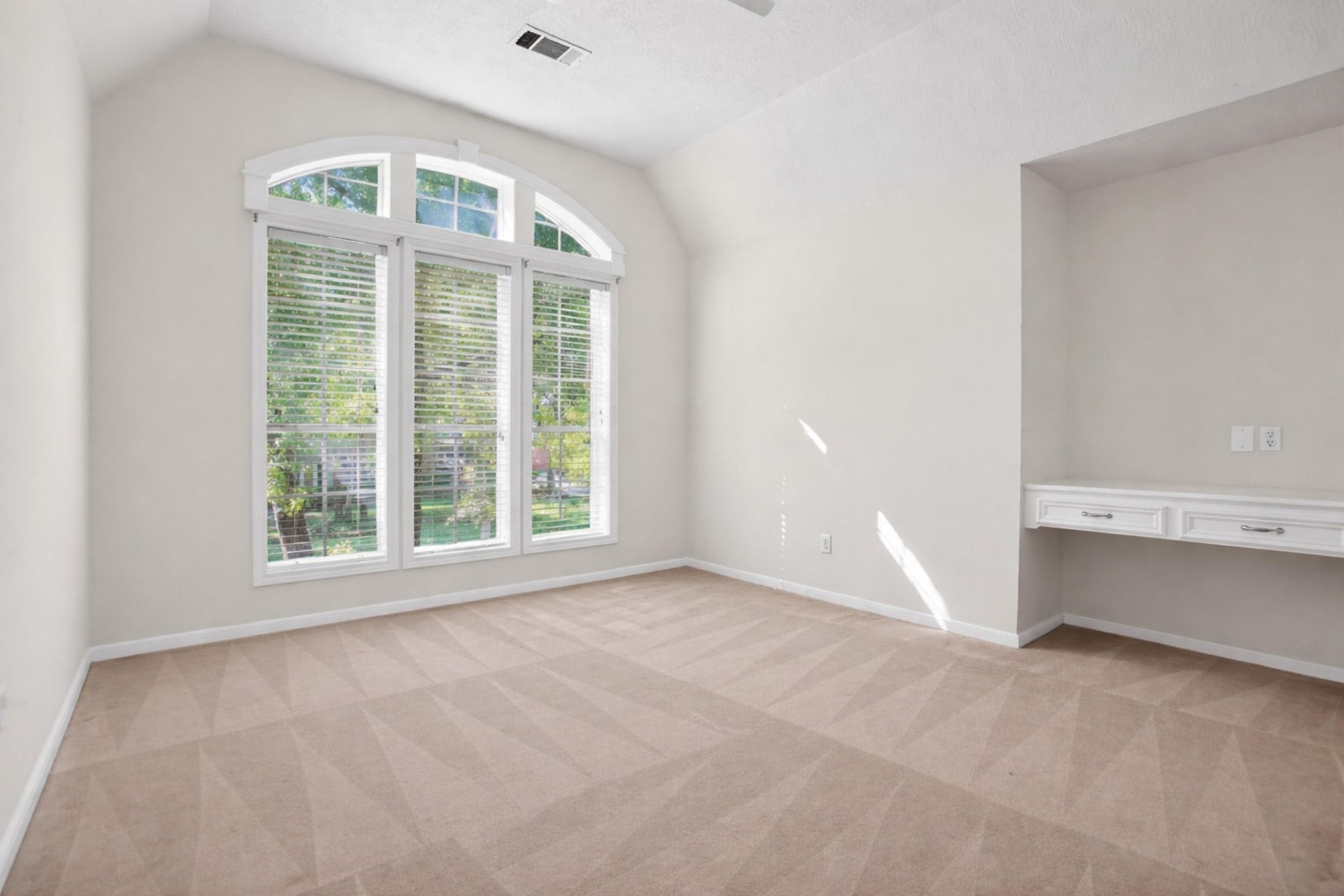 47 North Buck Ridge The Woodlands, TX 77381 - Photo 30 of 37 Jack and Jill Bedroom