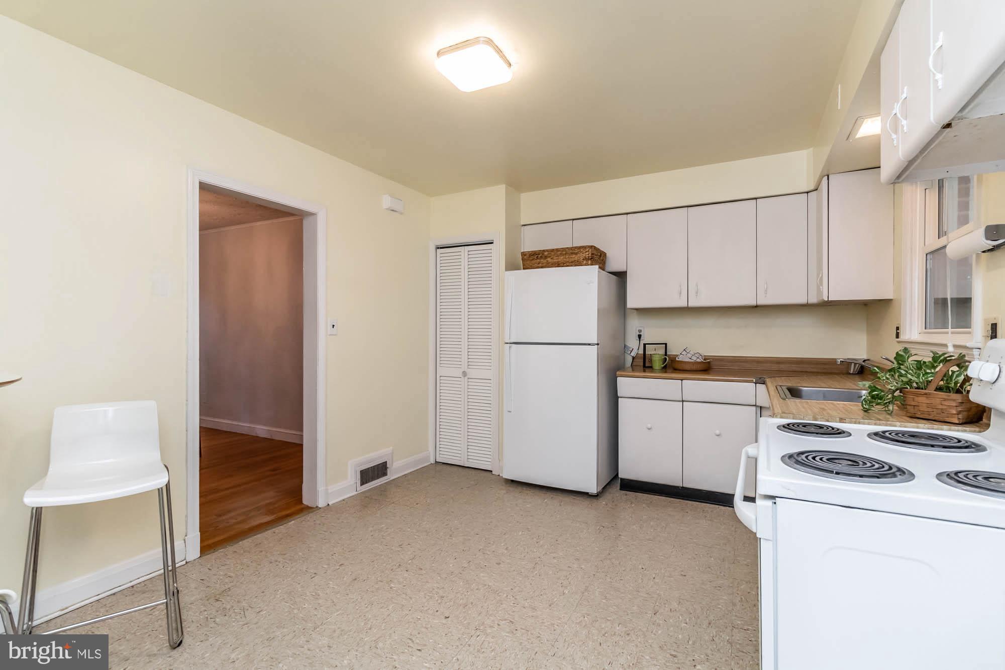 911 Weatherbee Road Baltimore, MD 21286 - Photo 12 of 34 Very large kitchen offers room to grow