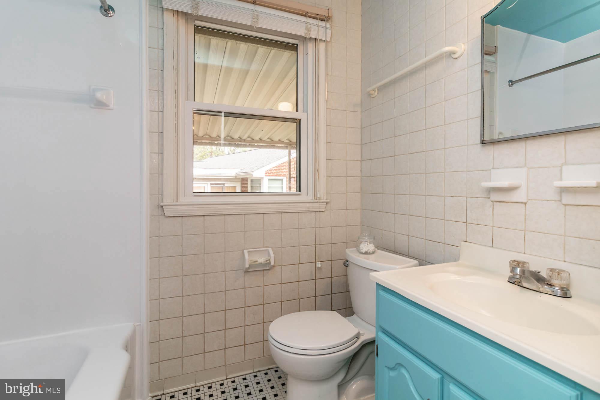 911 Weatherbee Road Baltimore, MD 21286 - Photo 18 of 34 Main bath