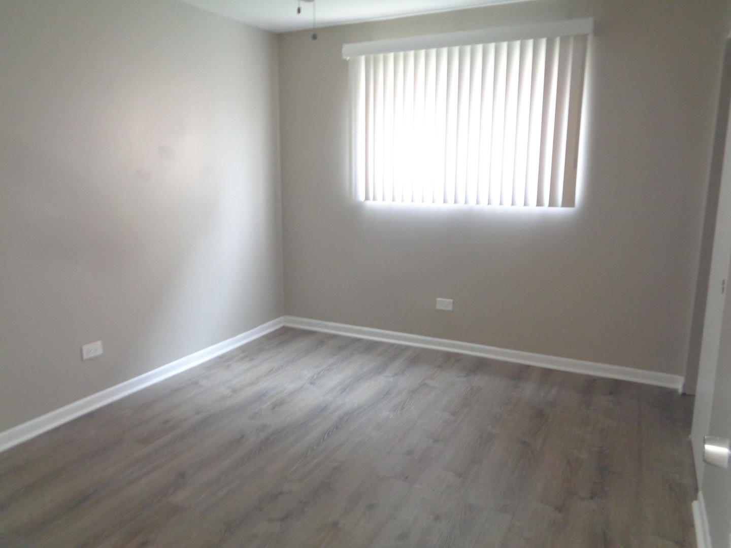 6045 Marshall Avenue, Unit 1W Chicago Ridge, IL 60415 - Photo 6 of 10 an empty room with a window