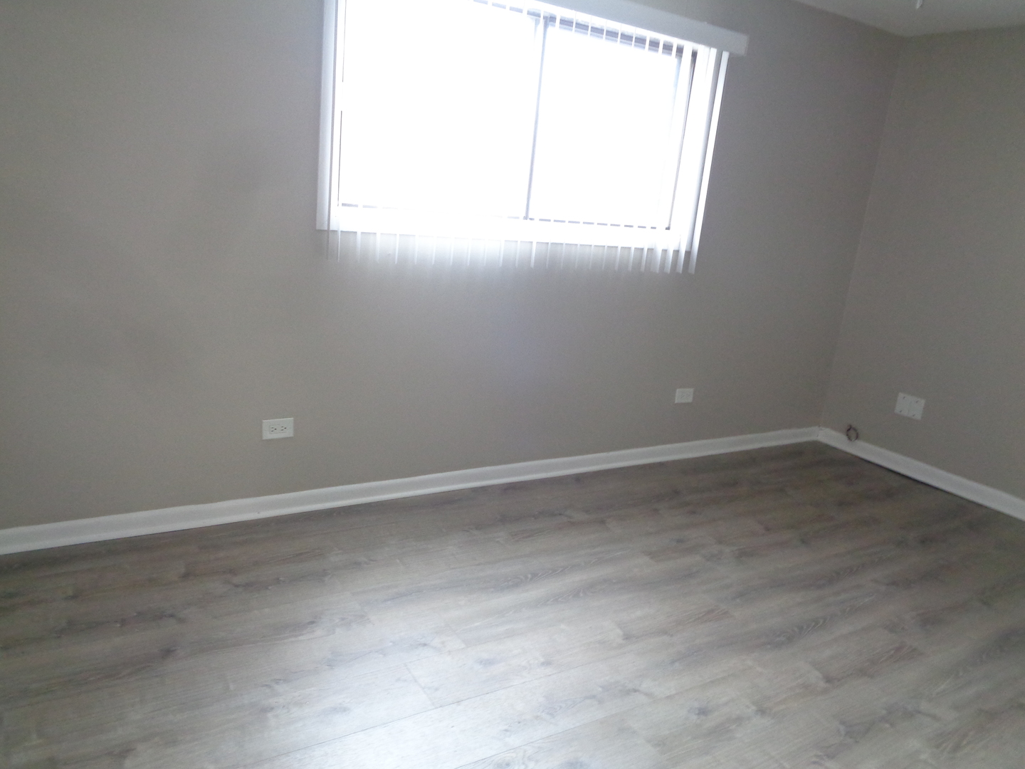 6045 Marshall Avenue, Unit 1W Chicago Ridge, IL 60415 - Photo 7 of 10 an empty room with a window