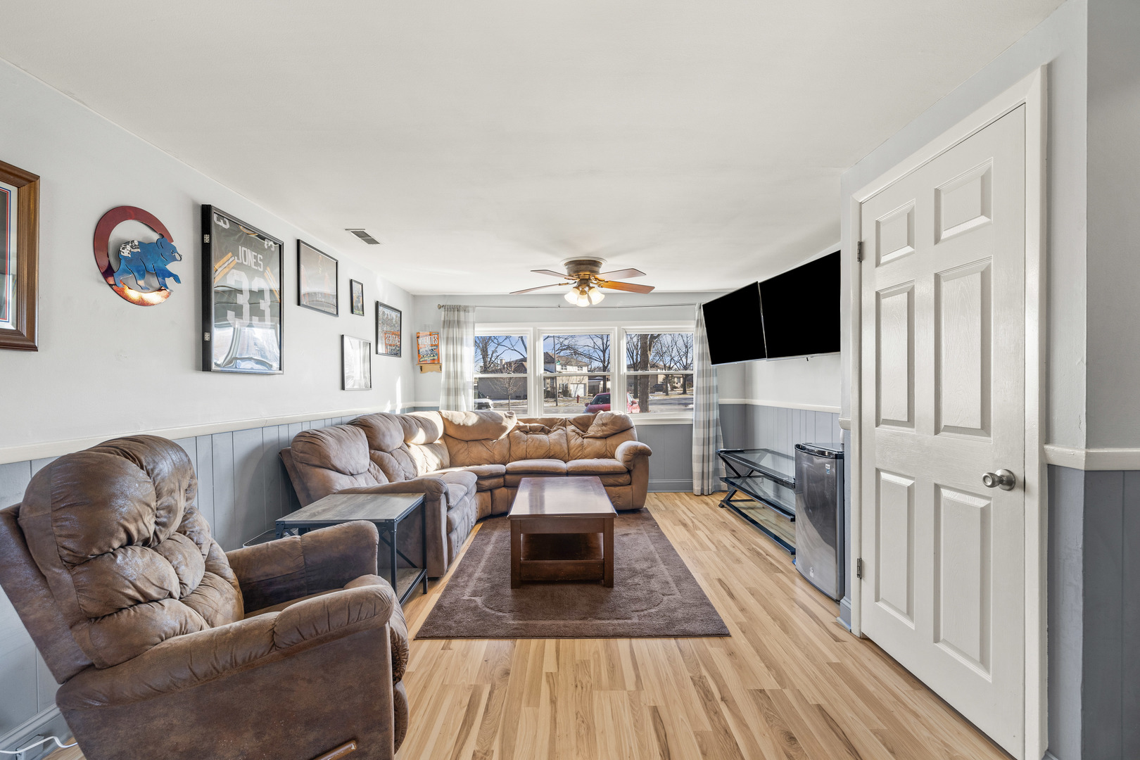 272 Scott Street Wheeling, IL 60090 - Photo 9 of 12 a living room with furniture and a fireplace