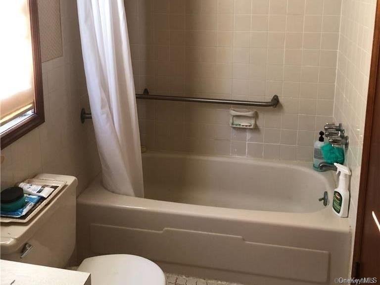 49 Shrubland Road Southampton, NY 11968 - Photo 7 of 9 a bathroom with a toilet and a bathtub