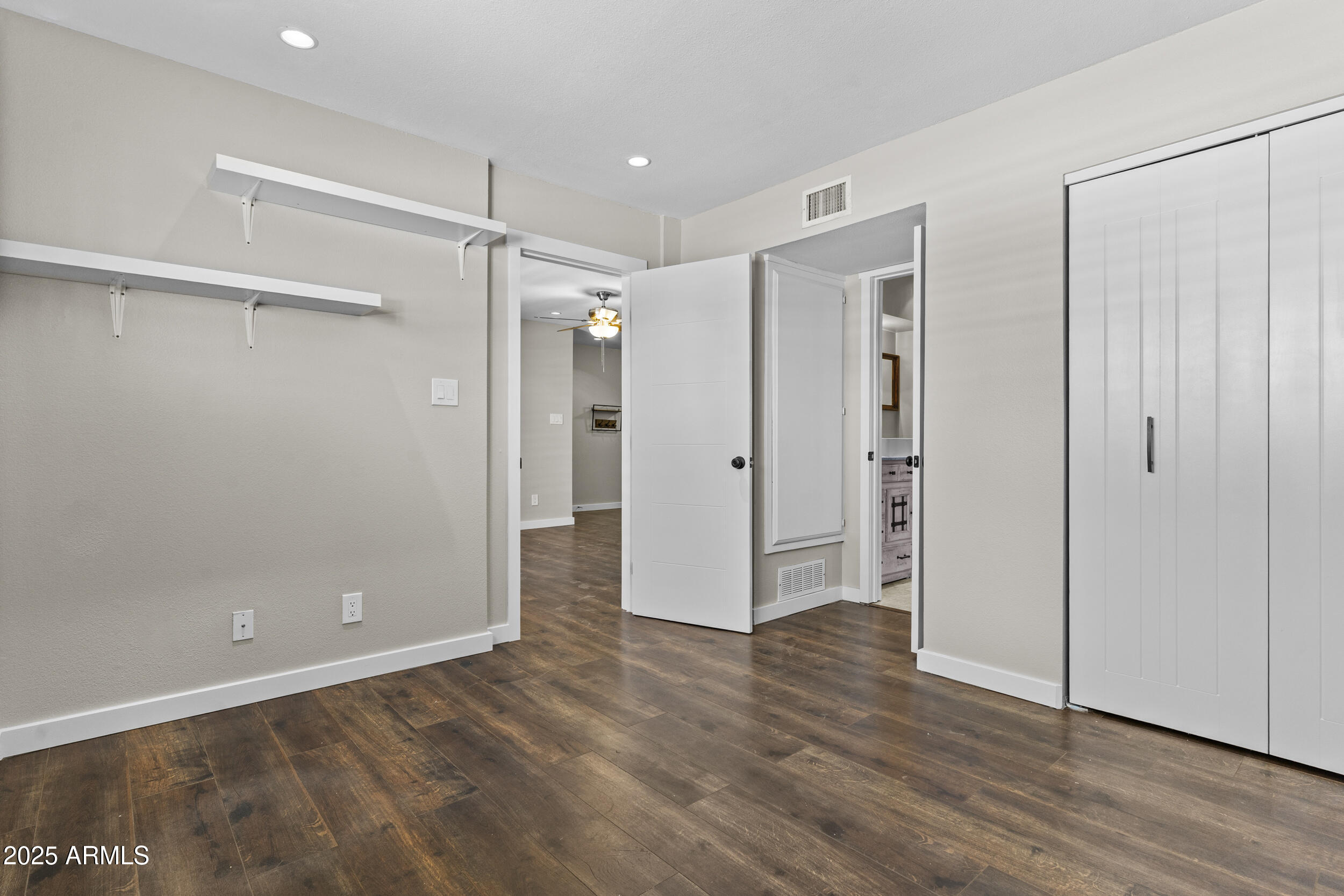 5525 East Thomas Road, Unit K16 Phoenix, AZ 85018 - Photo 17 of 36 a view of an empty room