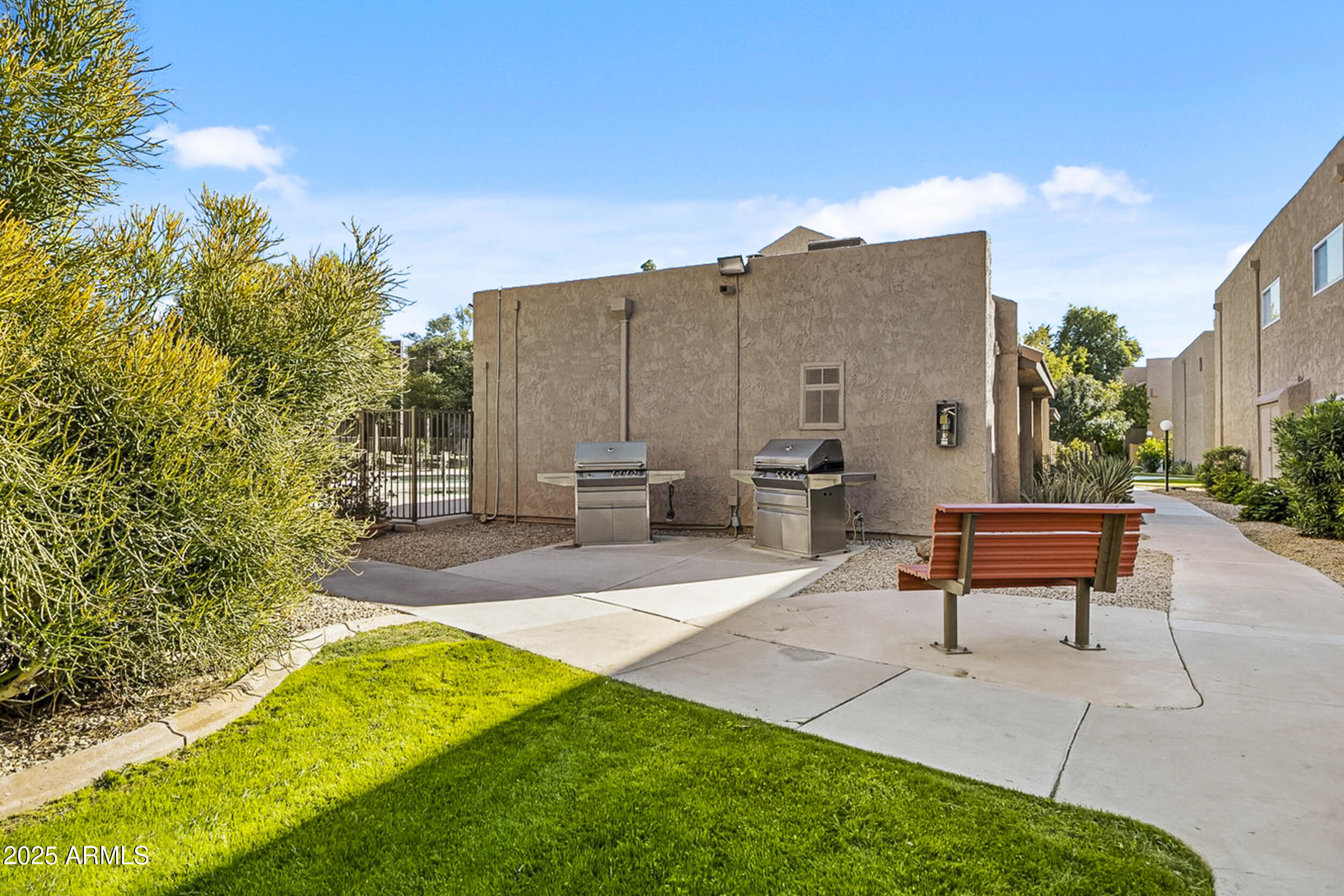 5525 East Thomas Road, Unit K16 Phoenix, AZ 85018 - Photo 27 of 36 a backyard of a house with table and chairs
