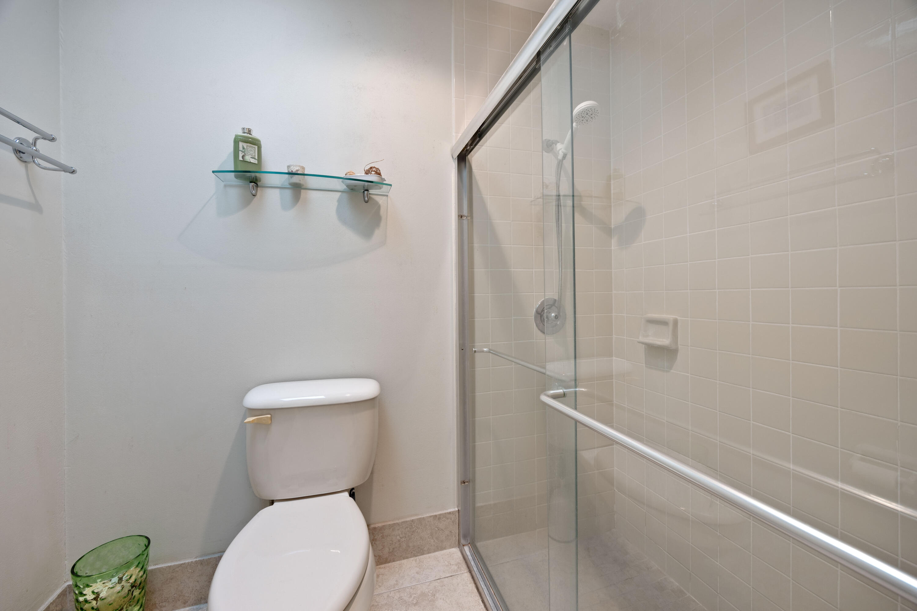 8 Ridge Pointe Drive, Unit D Boynton Beach, FL 33435 - Photo 15 of 30 Primary Bathroom