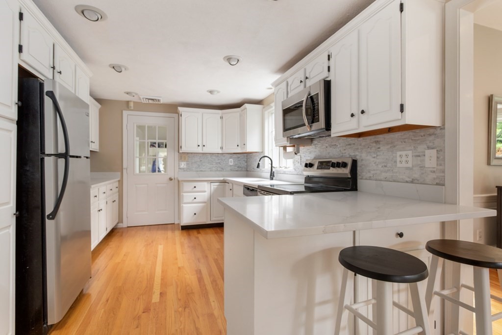 123 Locksley Road Lynnfield, MA 01940 - Photo 9 of 42 Gallery Image 9