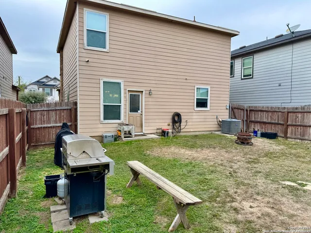 a view of a house with backyard