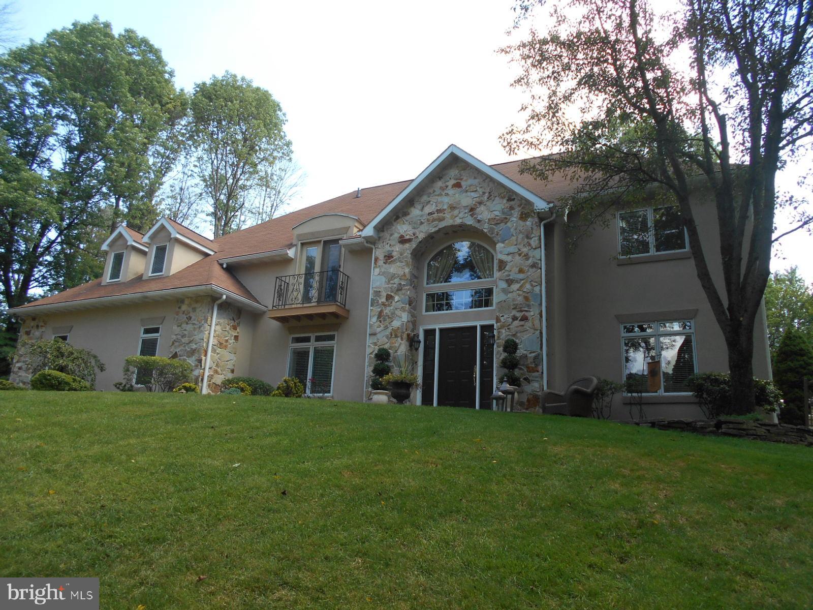 10 Royal Court Reading, PA 19607 - Photo 2 of 36 Front