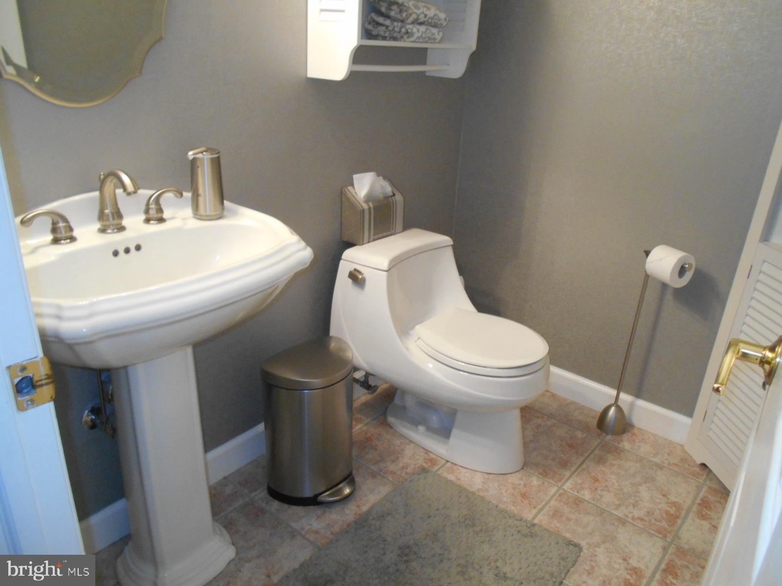 10 Royal Court Reading, PA 19607 - Photo 15 of 36 Powder Room